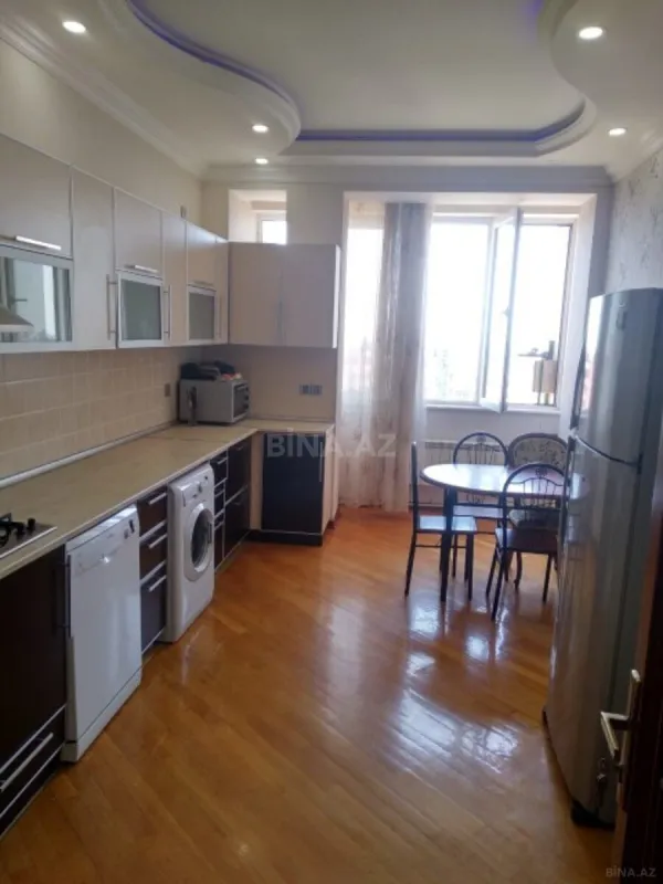Satılır 4 otaqlı mənzil 135 m²