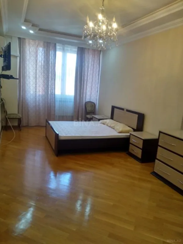 Satılır 4 otaqlı mənzil 135 m²