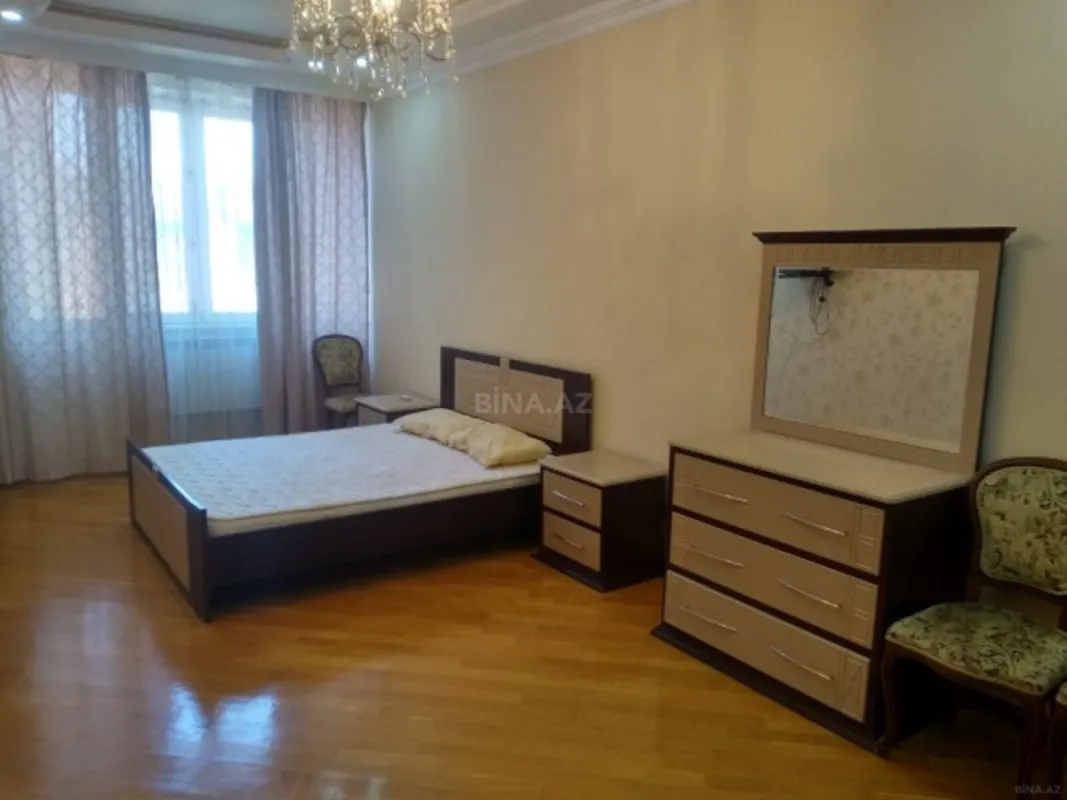 Satılır 4 otaqlı mənzil 135 m²