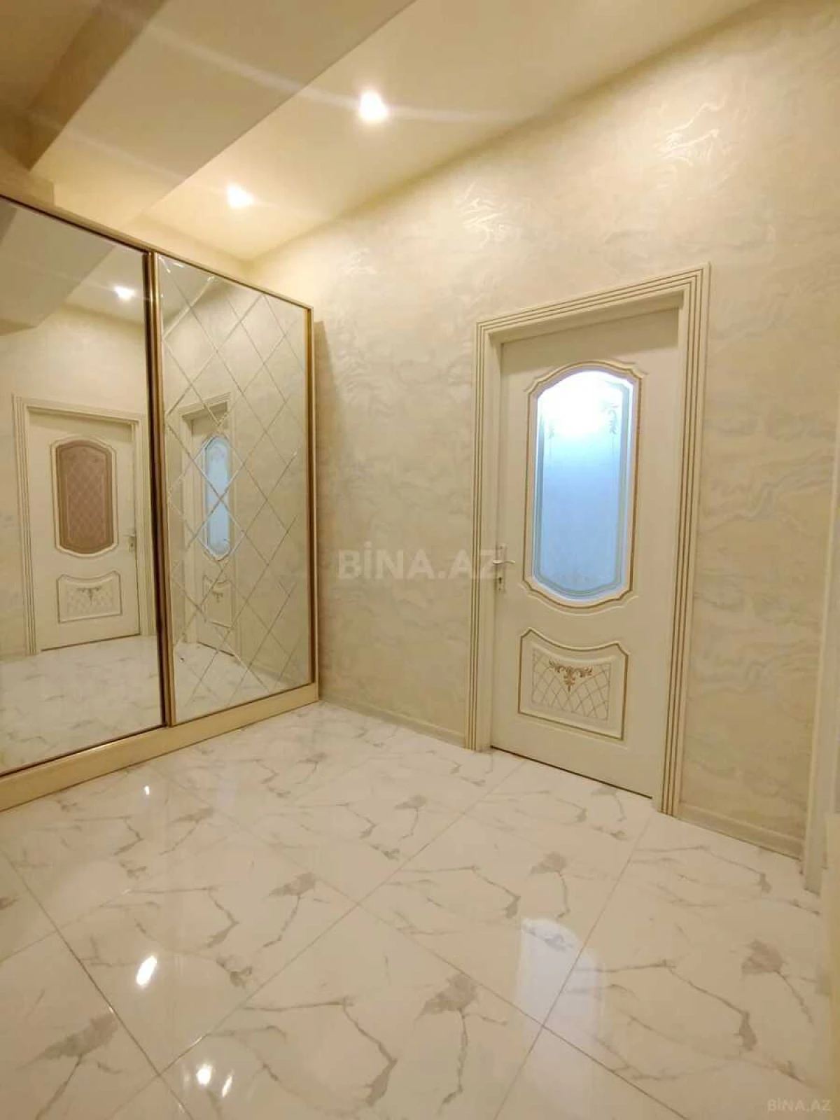 Kirayə verilir 2 otaqlı mənzil 61 m²