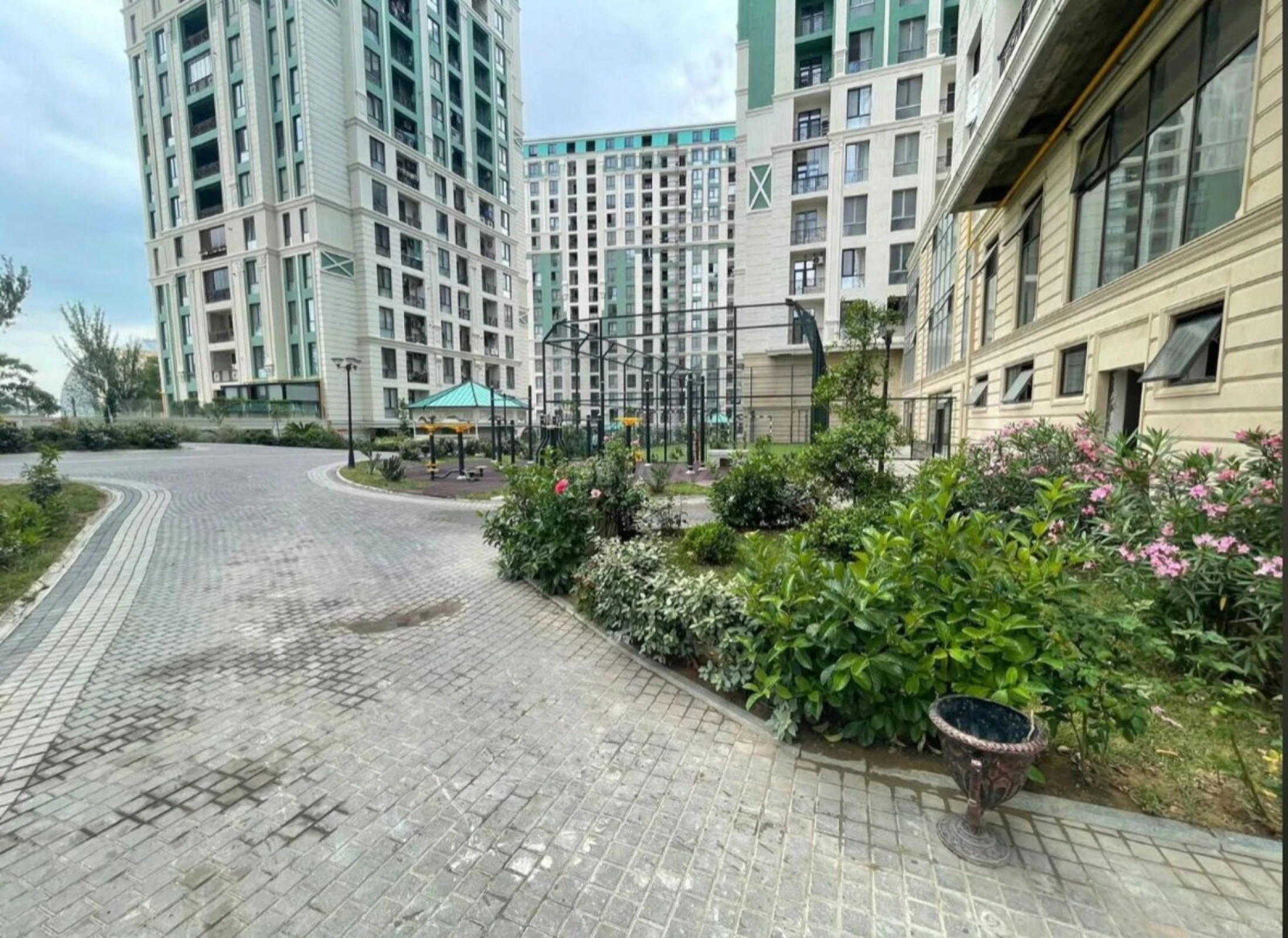 Satılır 3 otaqlı mənzil 117 m²