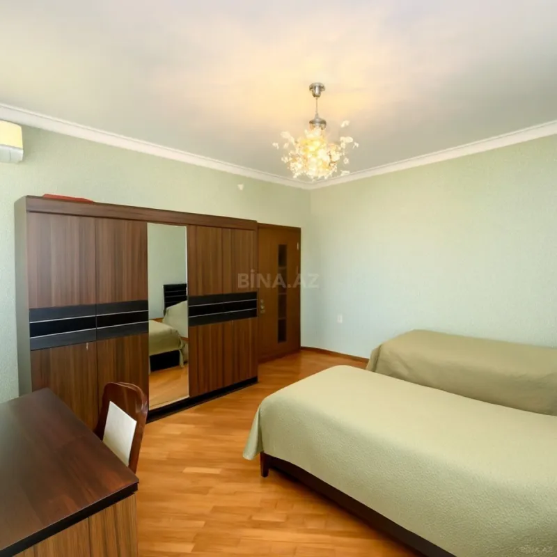 Satılır 3 otaqlı mənzil 135 m²