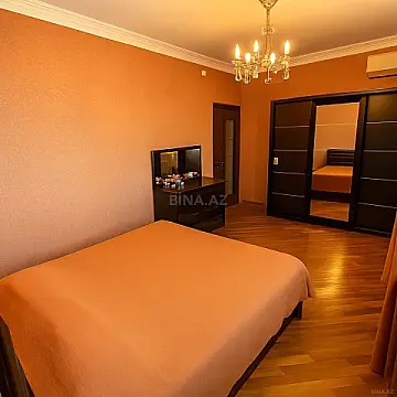 Satılır 3 otaqlı mənzil 135 m²