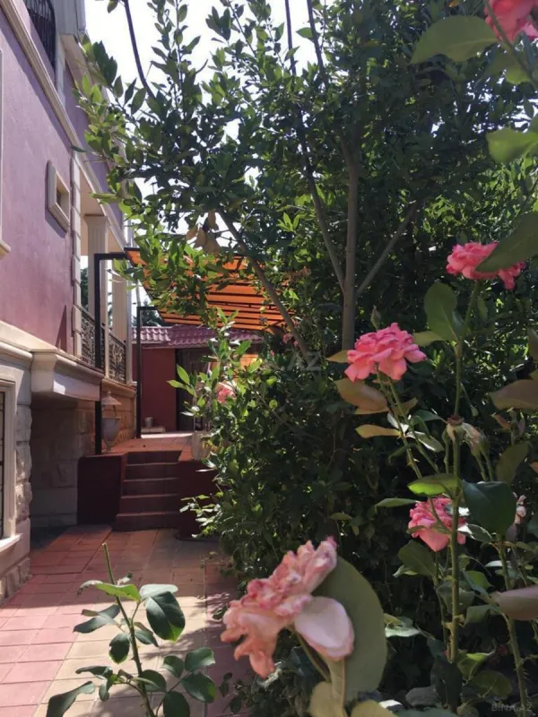 Satılır 8 otaqlı həyət evi 510 m²
