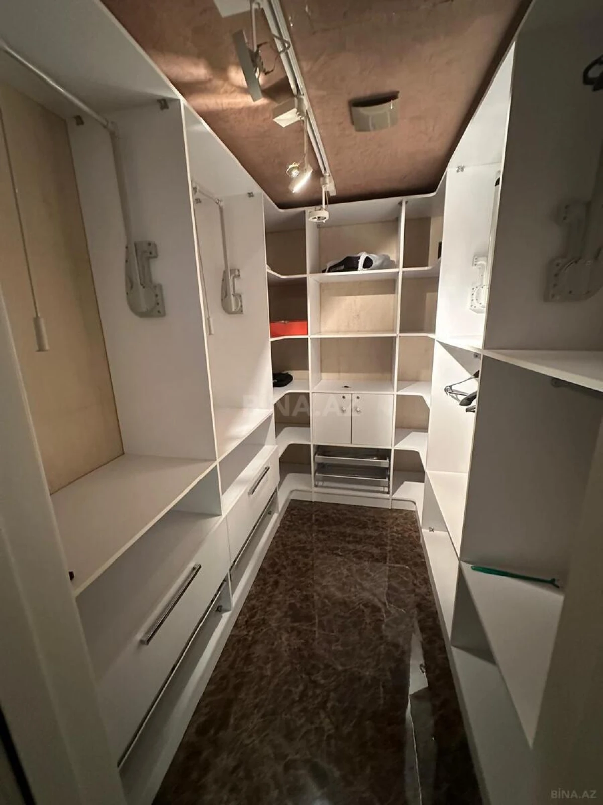 Kirayə verilir 3 otaqlı mənzil 145 m²