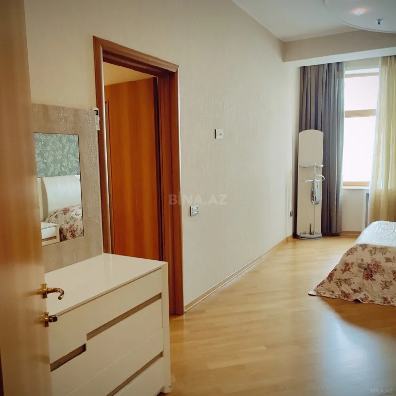 Satılır 4 otaqlı mənzil 200 m²