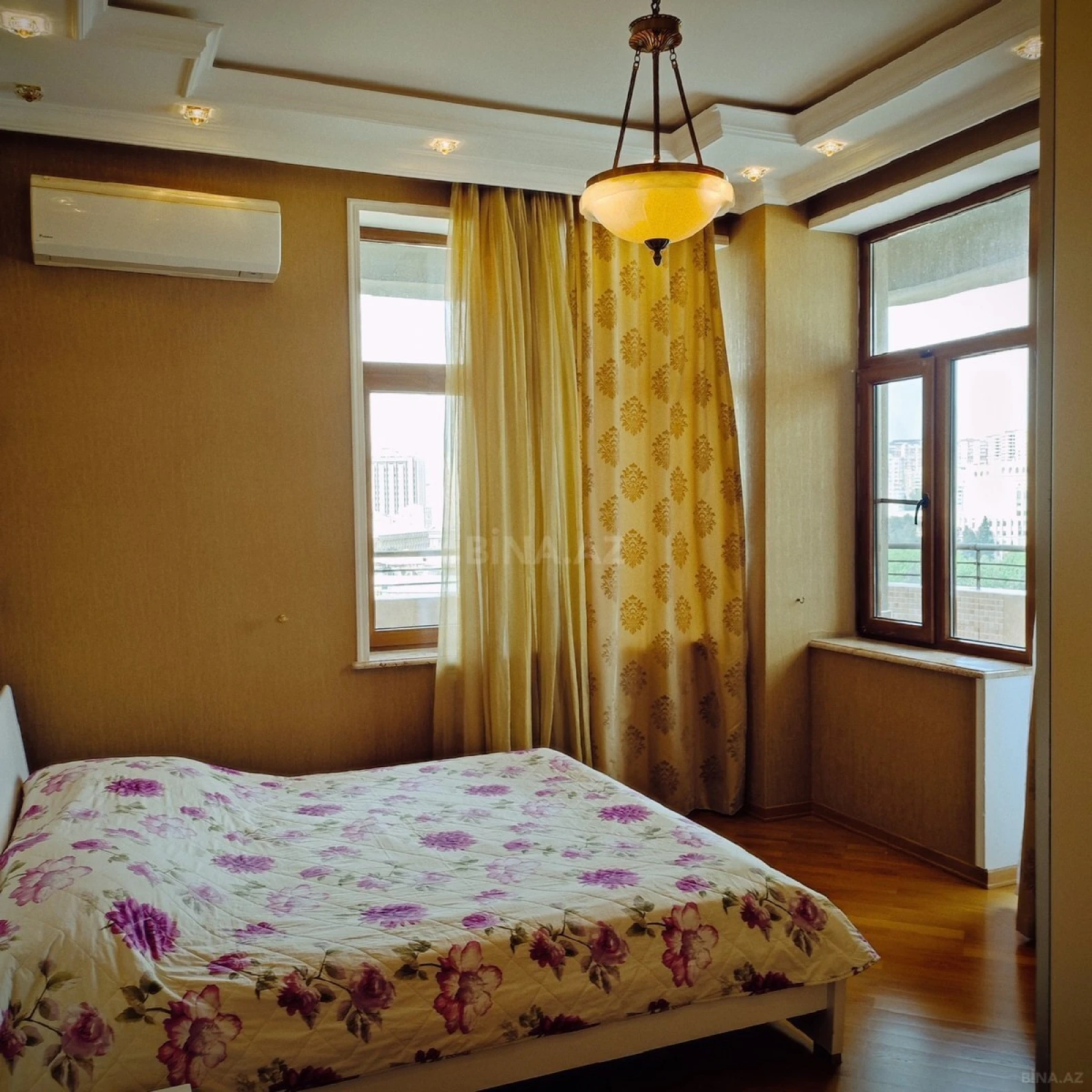 Satılır 4 otaqlı mənzil 200 m²