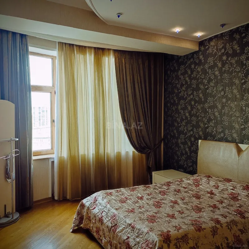 Satılır 4 otaqlı mənzil 200 m²