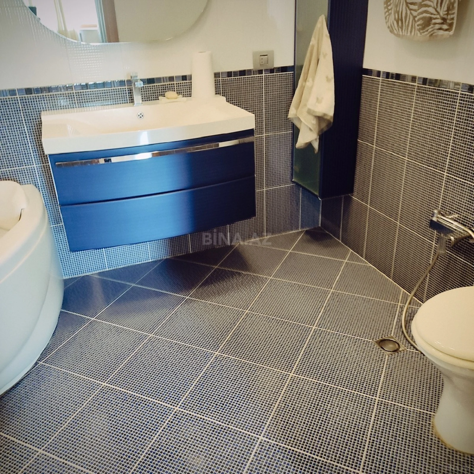 Satılır 4 otaqlı mənzil 200 m²