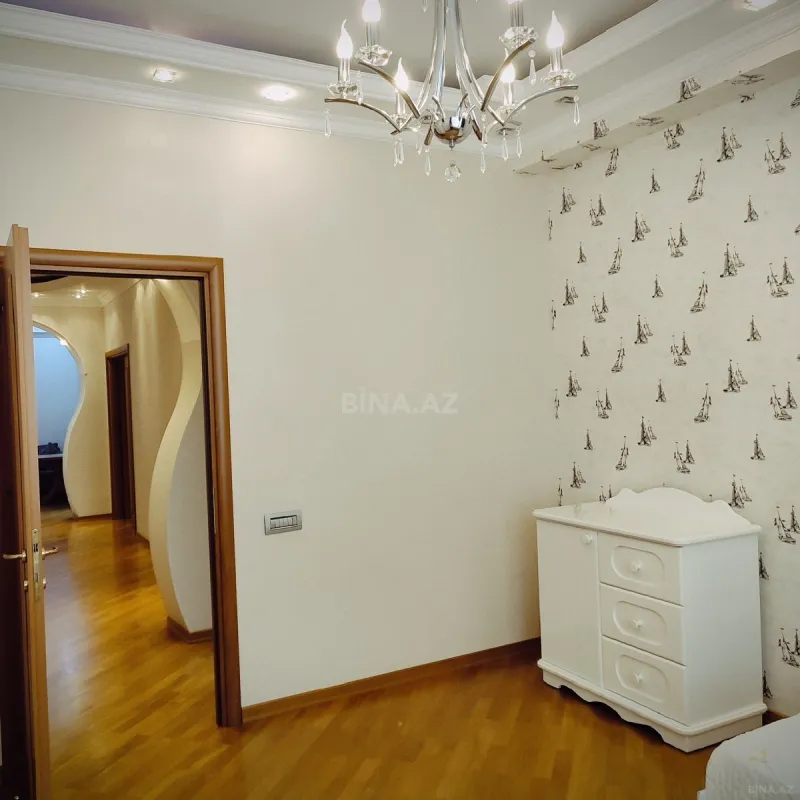 Satılır 4 otaqlı mənzil 200 m²