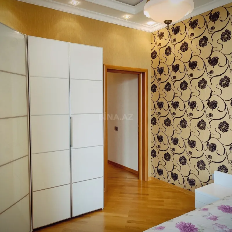 Satılır 4 otaqlı mənzil 200 m²