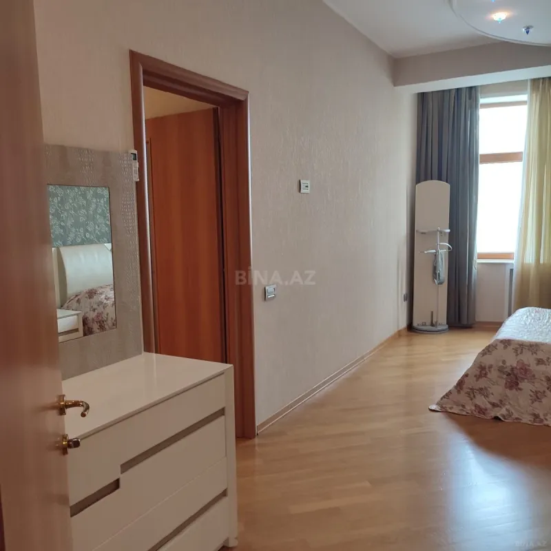Satılır 4 otaqlı mənzil 200 m²