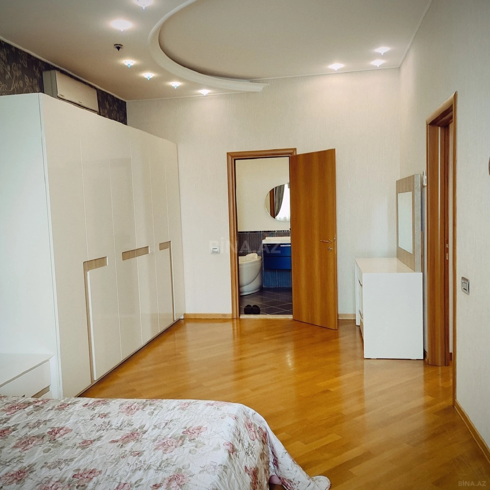 Satılır 4 otaqlı mənzil 200 m²