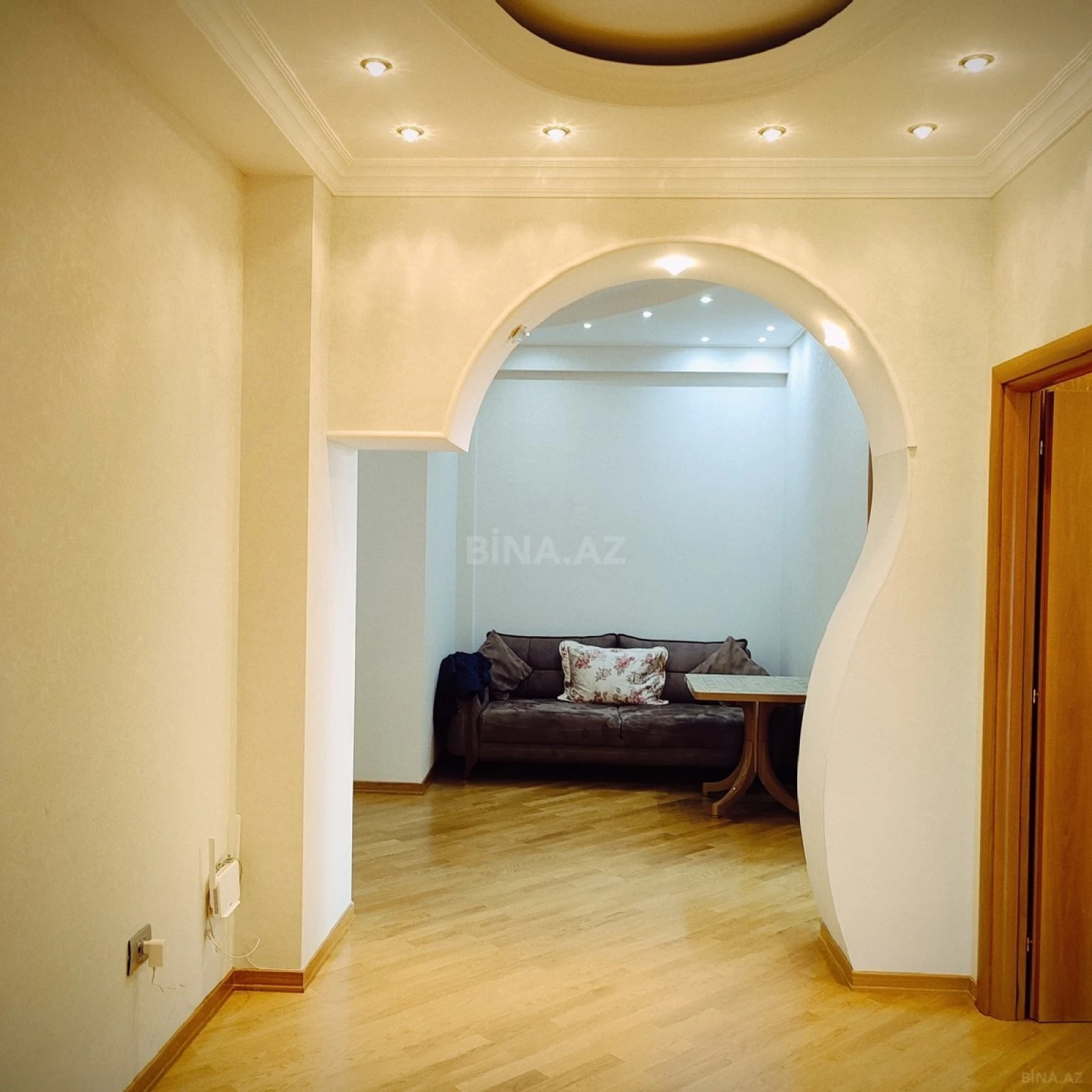 Satılır 4 otaqlı mənzil 200 m²