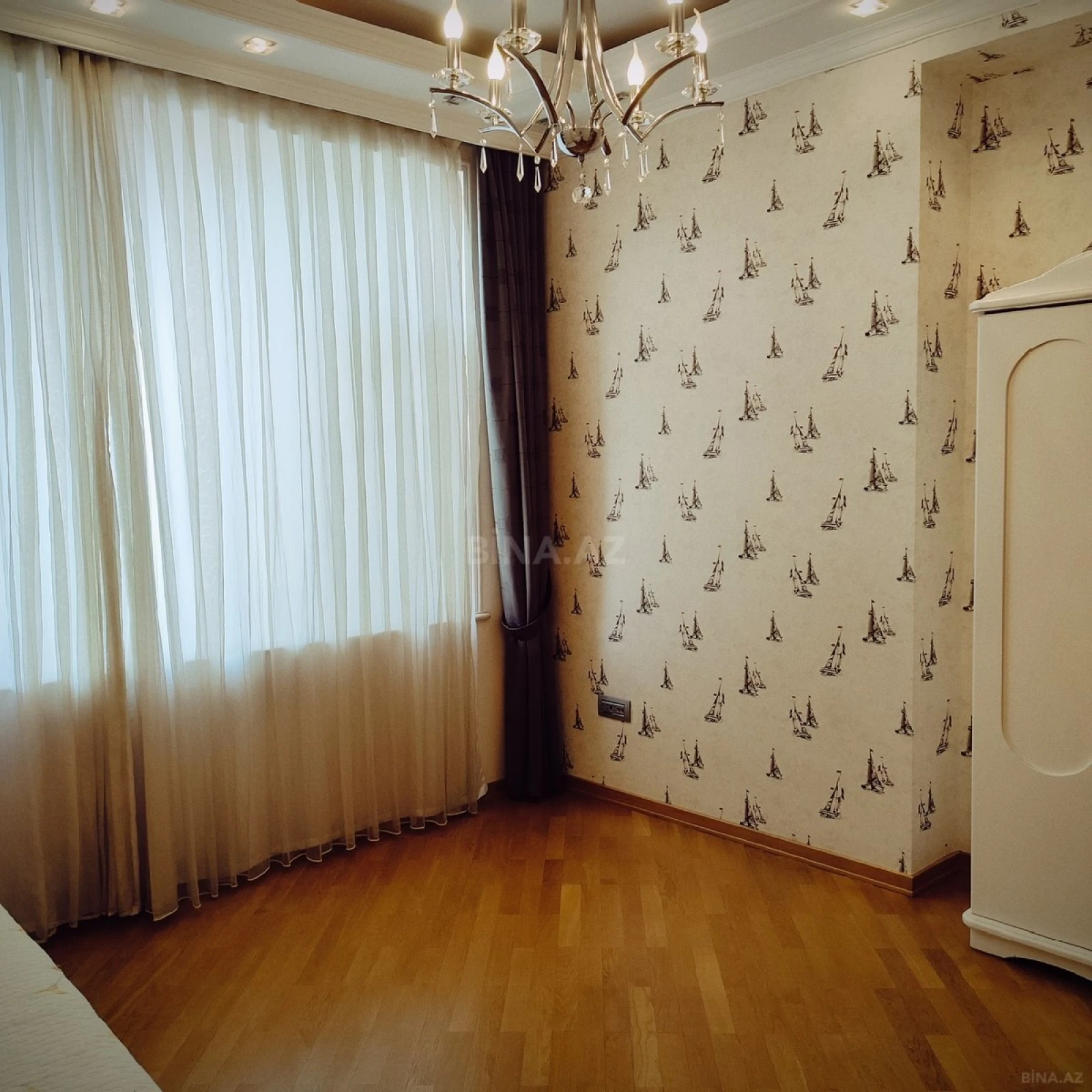 Satılır 4 otaqlı mənzil 200 m²