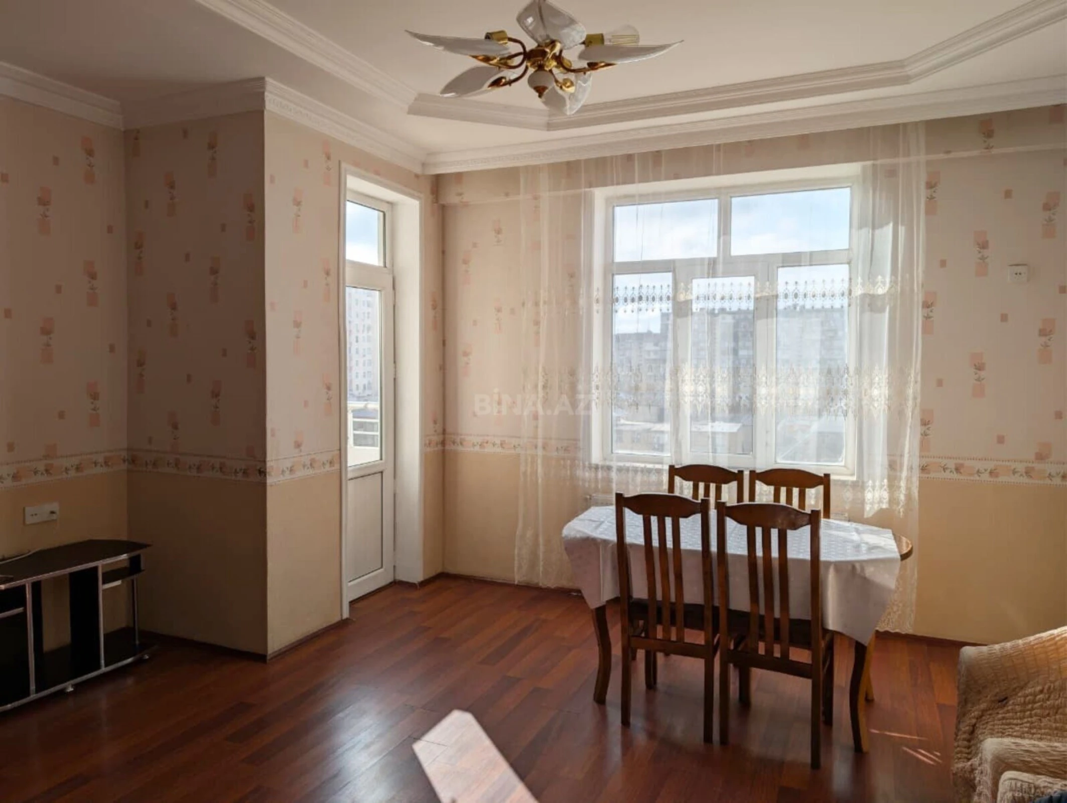 Kirayə verilir 2 otaqlı mənzil 90 m²