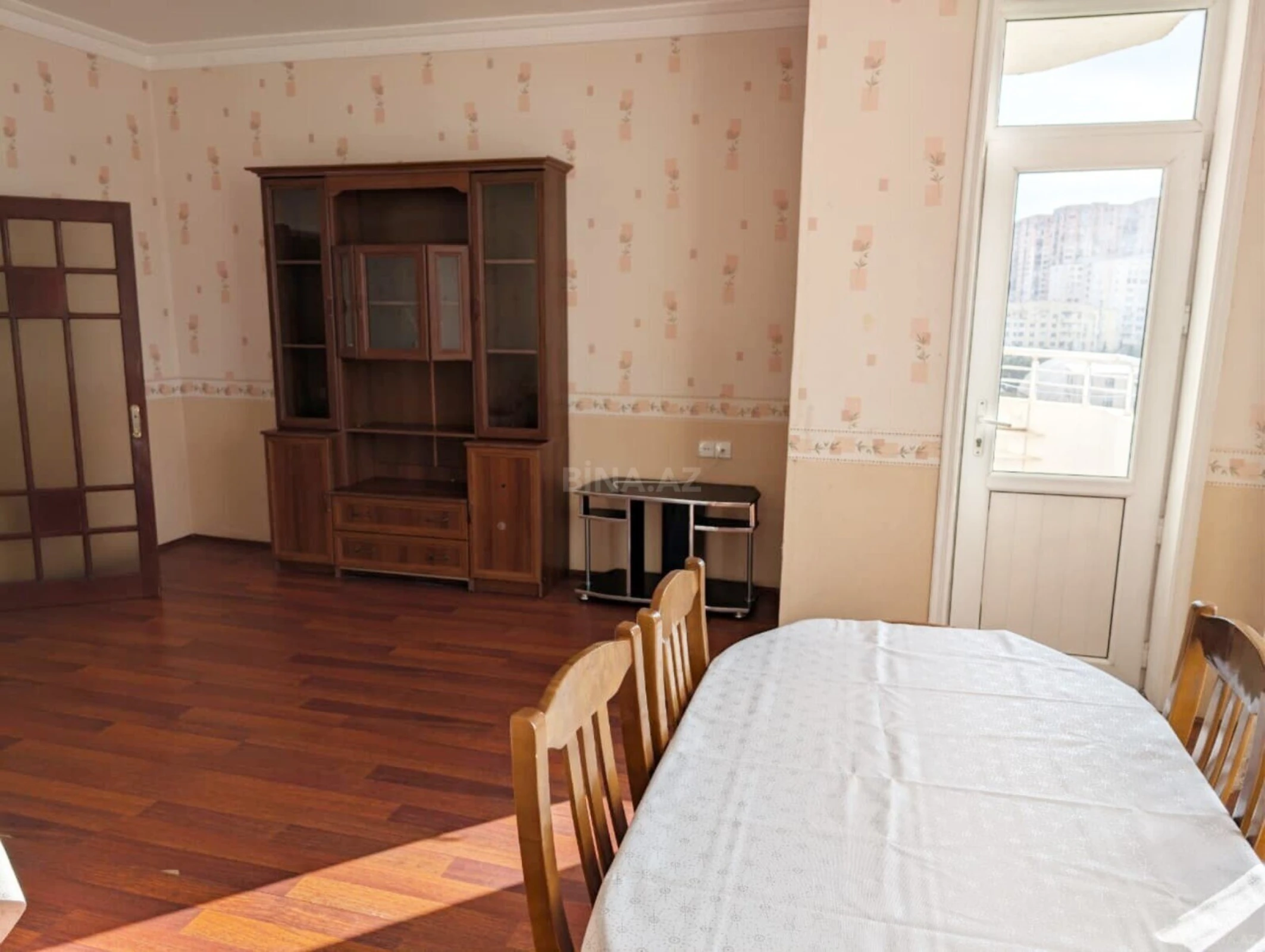 Kirayə verilir 2 otaqlı mənzil 90 m²