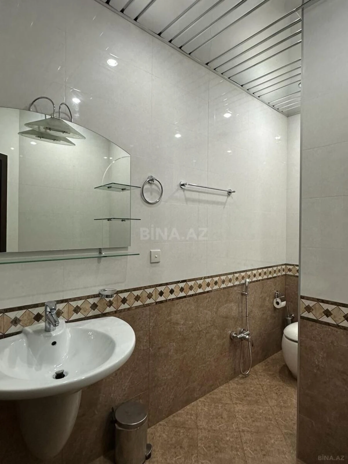 Kirayə verilir 3 otaqlı mənzil 180 m²