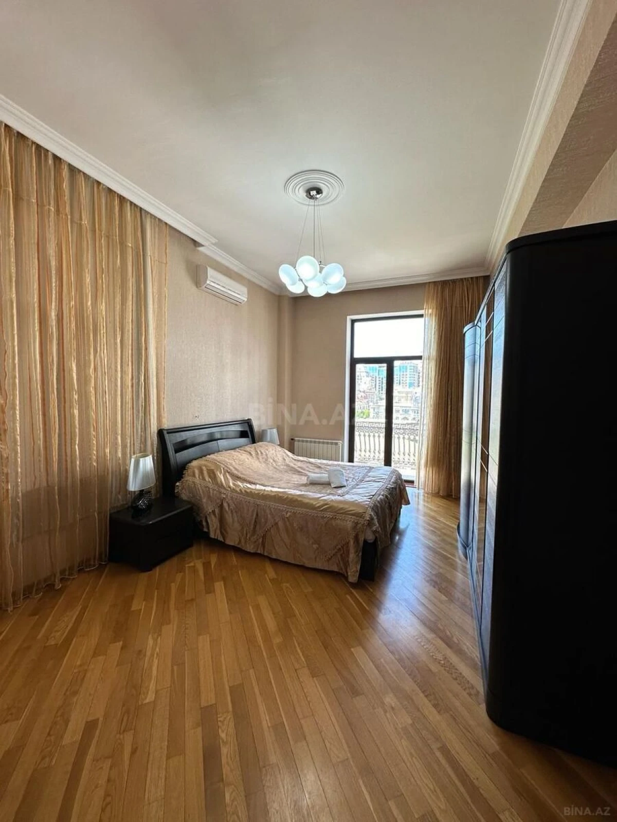 Kirayə verilir 3 otaqlı mənzil 180 m²