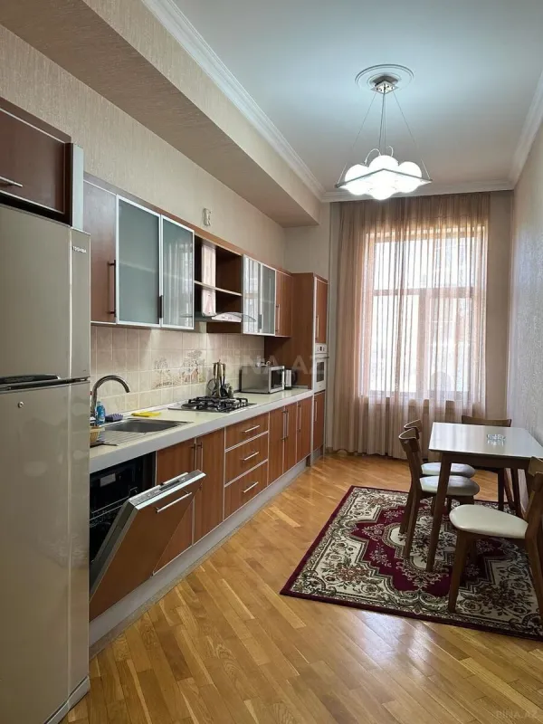 Kirayə verilir 3 otaqlı mənzil 180 m²