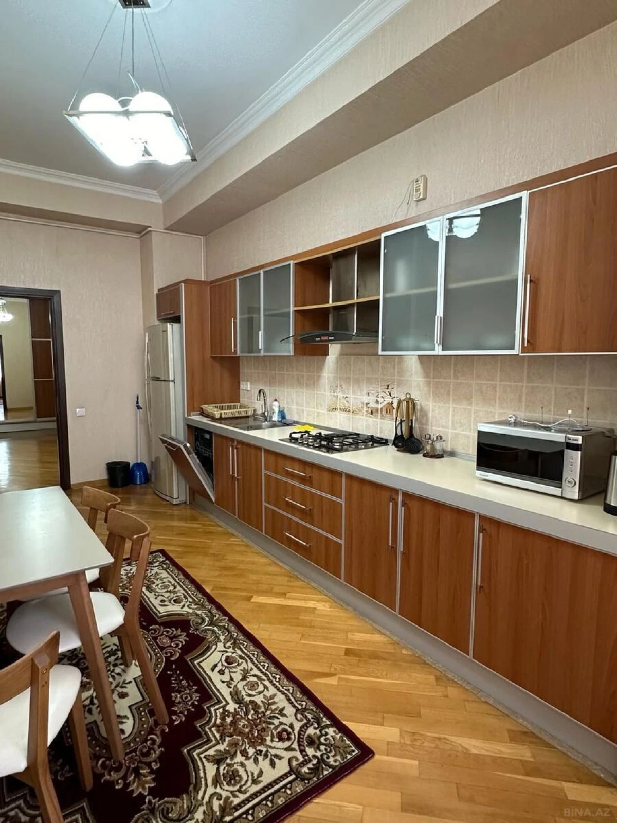 Kirayə verilir 3 otaqlı mənzil 180 m²