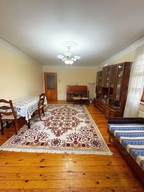 Satılır 7 otaqlı həyət evi 348 m²