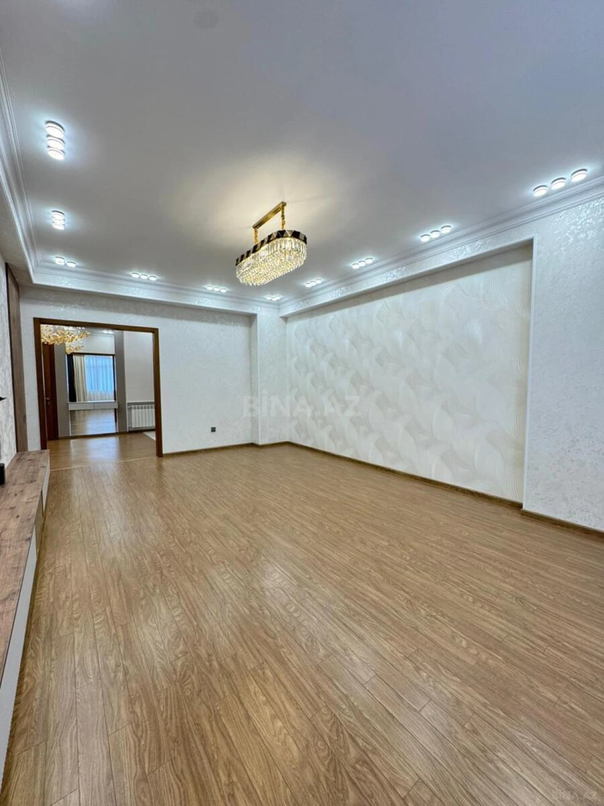 Satılır 3 otaqlı mənzil 136 m²