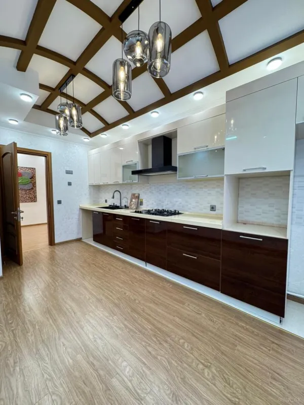 Satılır 3 otaqlı mənzil 136 m²