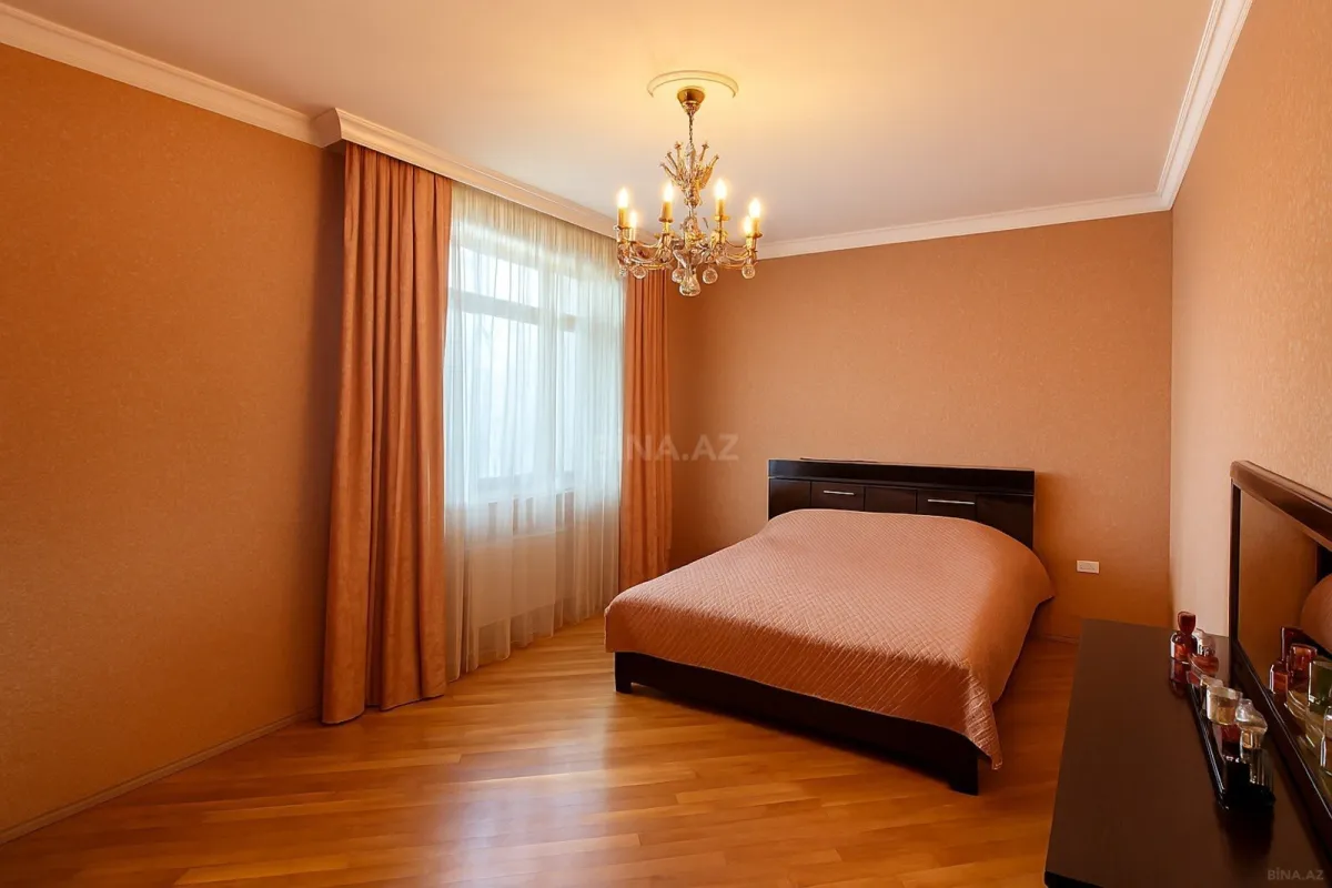 Satılır 3 otaqlı mənzil 135 m²