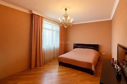 Satılır 3 otaqlı mənzil 135 m²