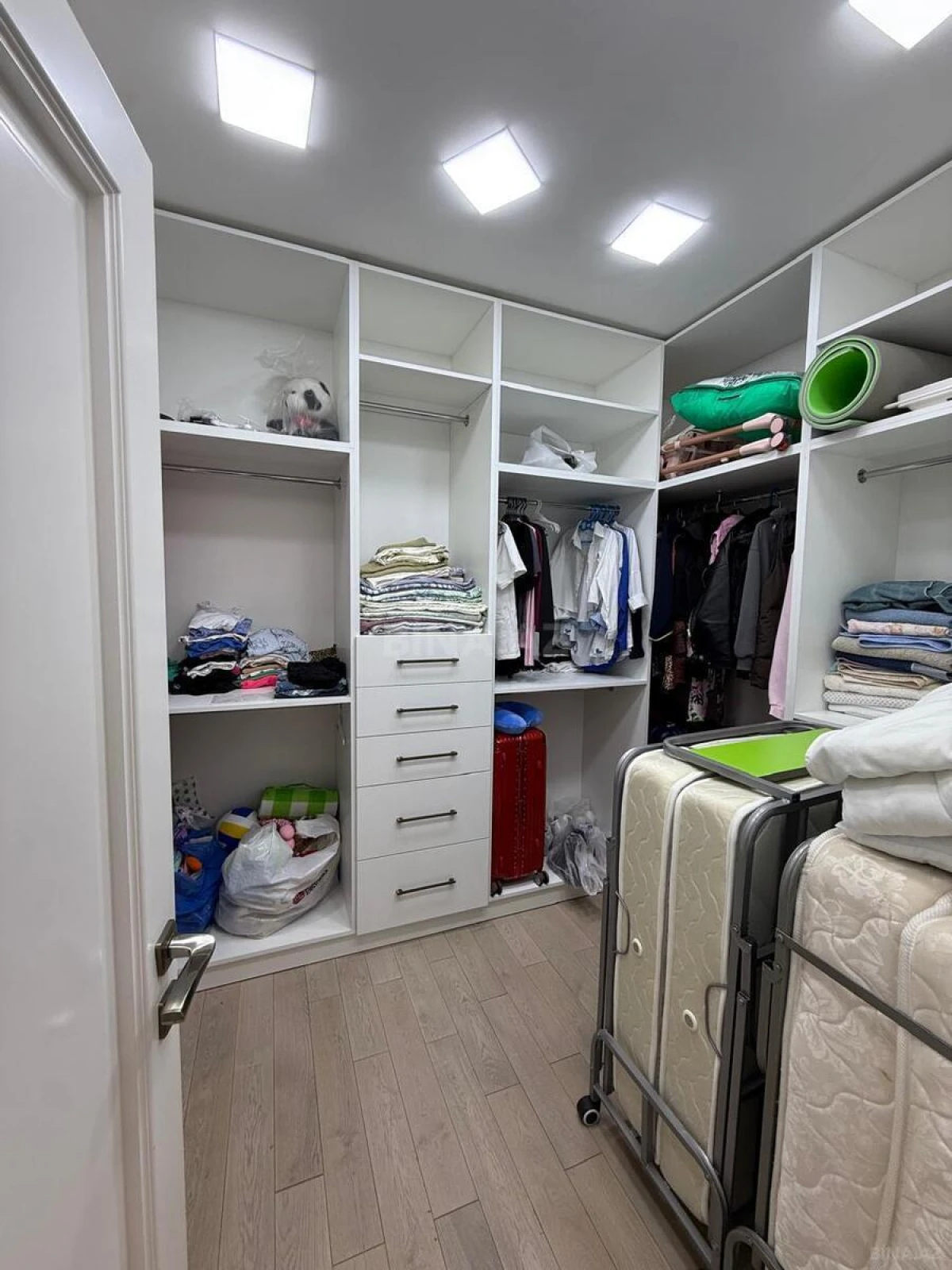 Satılır 3 otaqlı mənzil 141 m²