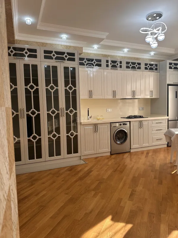 Kirayə verilir 3 otaqlı mənzil 140 m²