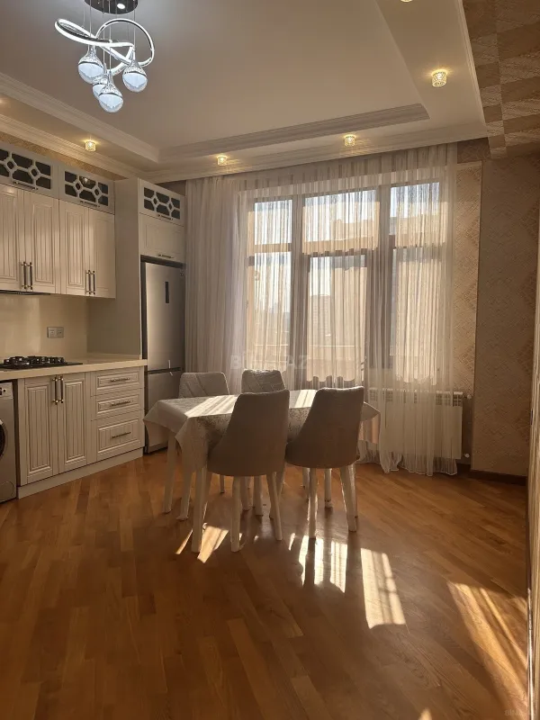 Kirayə verilir 3 otaqlı mənzil 140 m²
