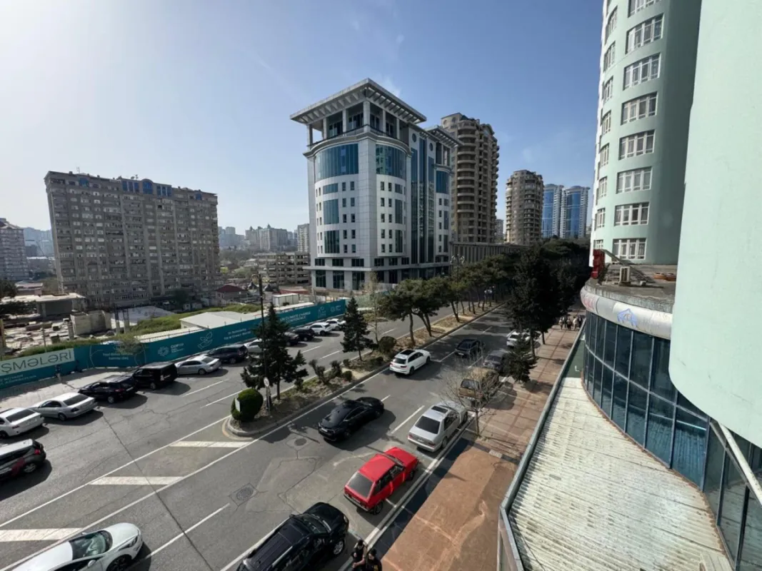 Satılır 5 otaqlı ofis 200 m²