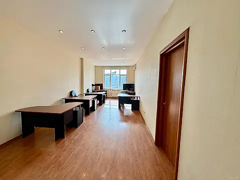 Satılır 5 otaqlı ofis 200 m²