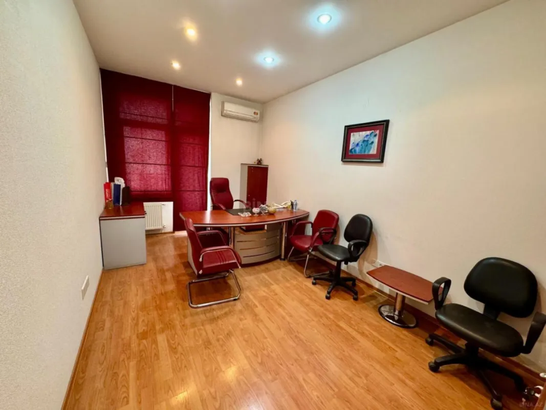 Satılır 5 otaqlı ofis 200 m²