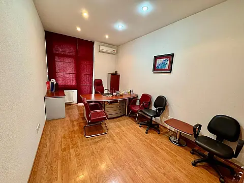 Satılır 5 otaqlı ofis 200 m²
