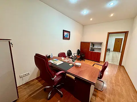 Satılır 5 otaqlı ofis 200 m²