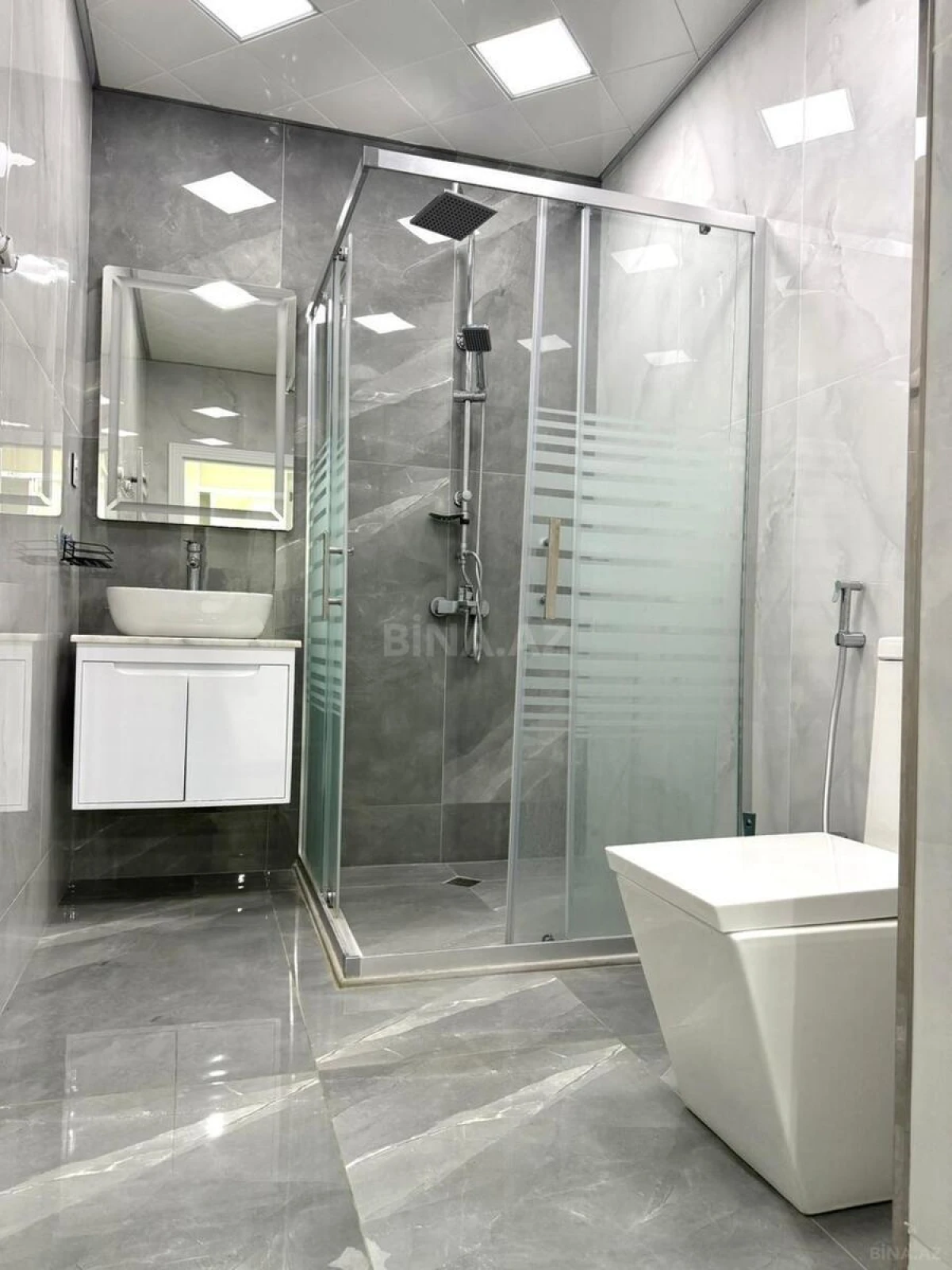 Kirayə verilir 2 otaqlı mənzil 77 m²