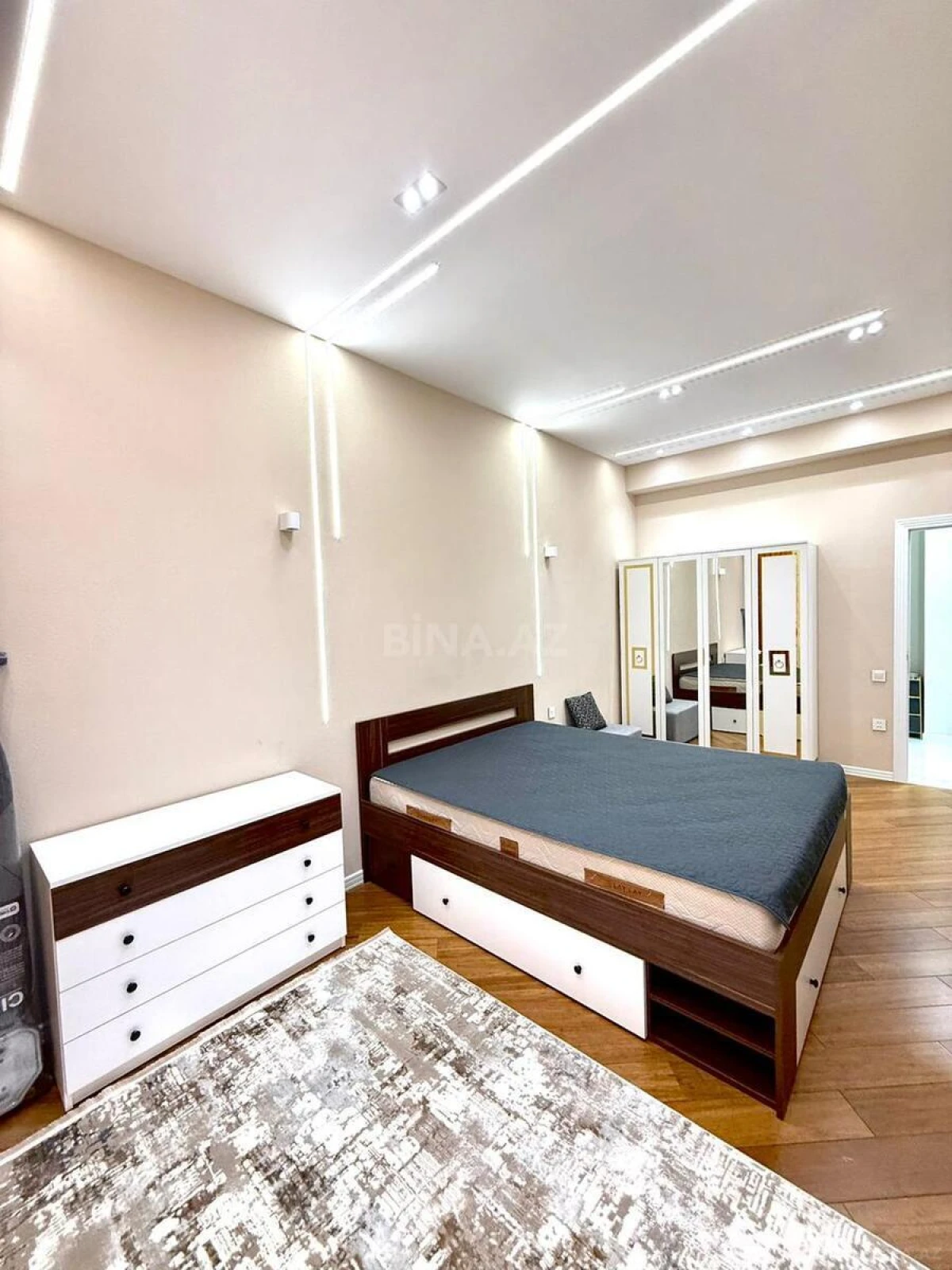 Kirayə verilir 2 otaqlı mənzil 77 m²