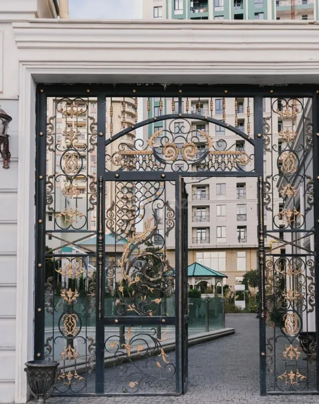 Satılır 4 otaqlı mənzil 220 m²