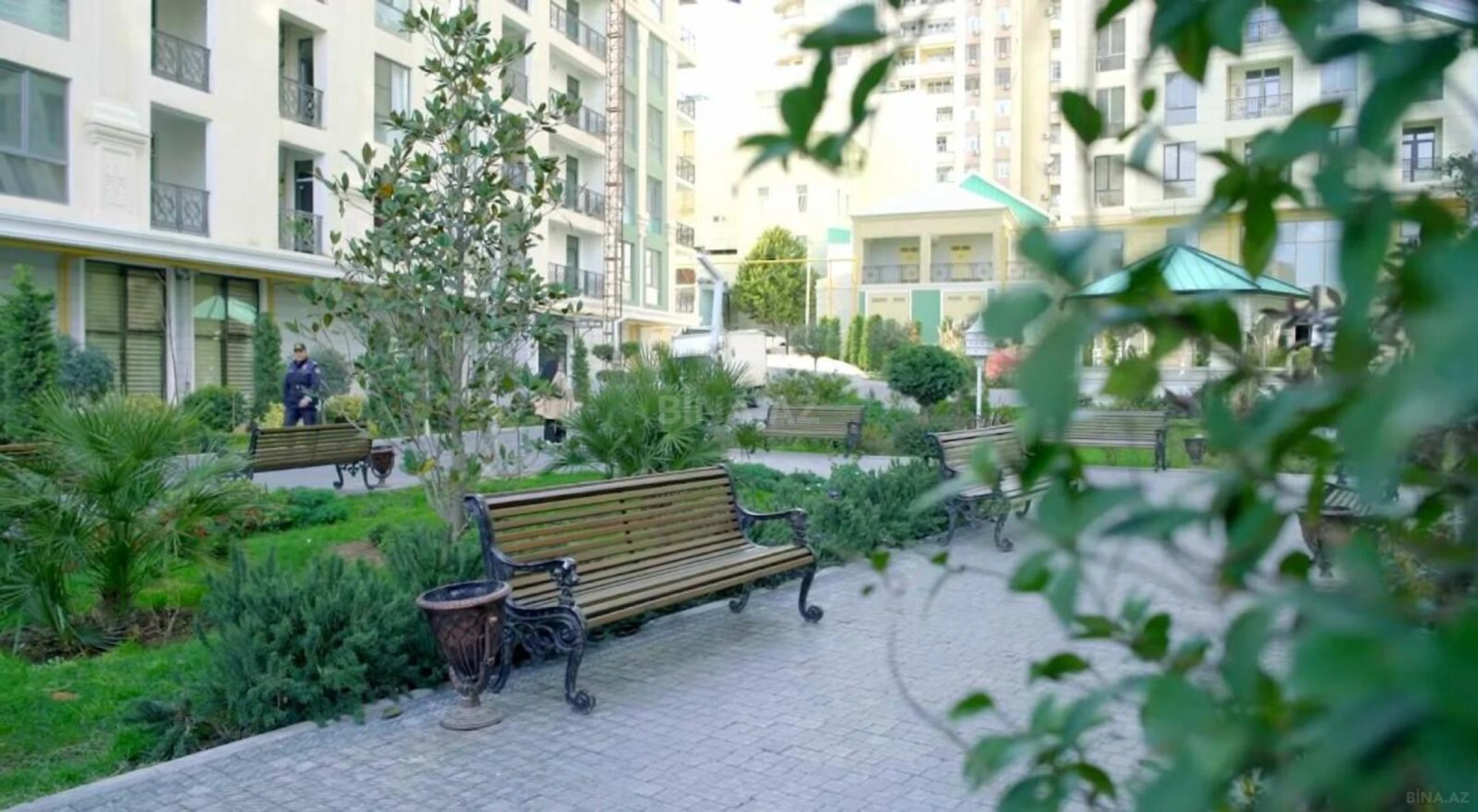 Satılır 4 otaqlı mənzil 220 m²