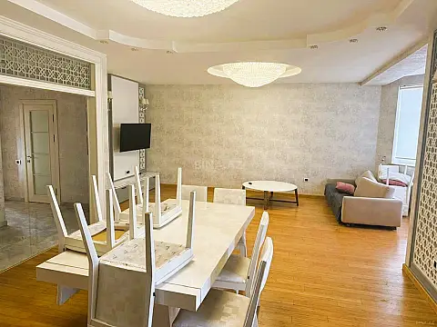 Kirayə verilir 2 otaqlı mənzil 82 m²