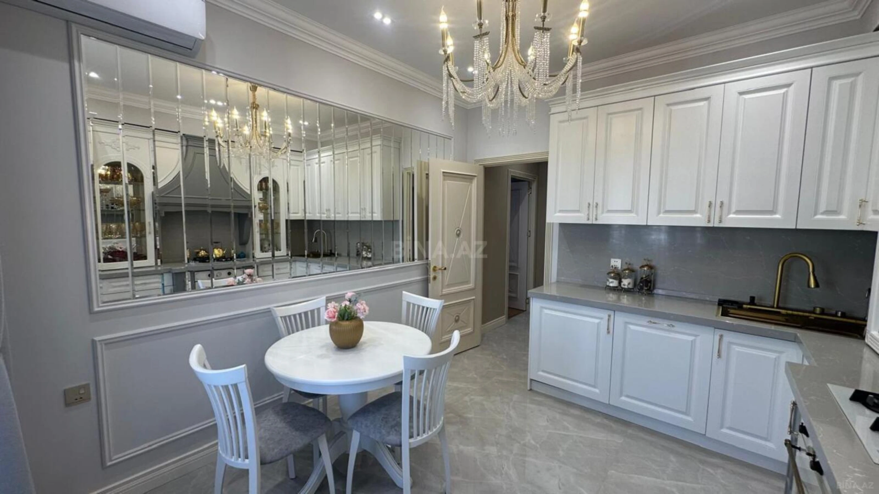 Satılır 3 otaqlı mənzil 130 m²