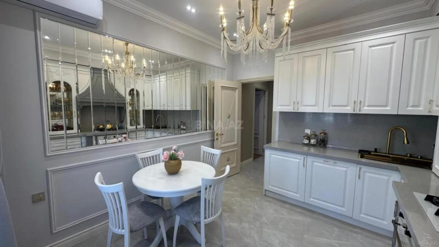 Satılır 3 otaqlı mənzil 130 m²