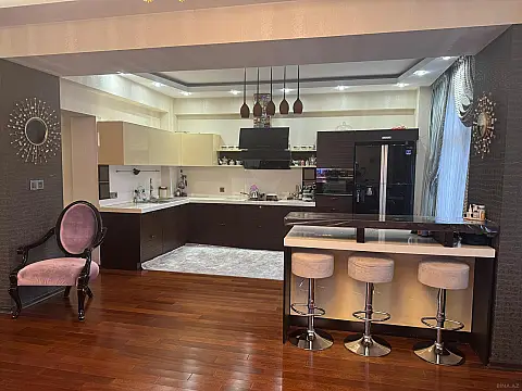 Satılır 4 otaqlı mənzil 170 m²