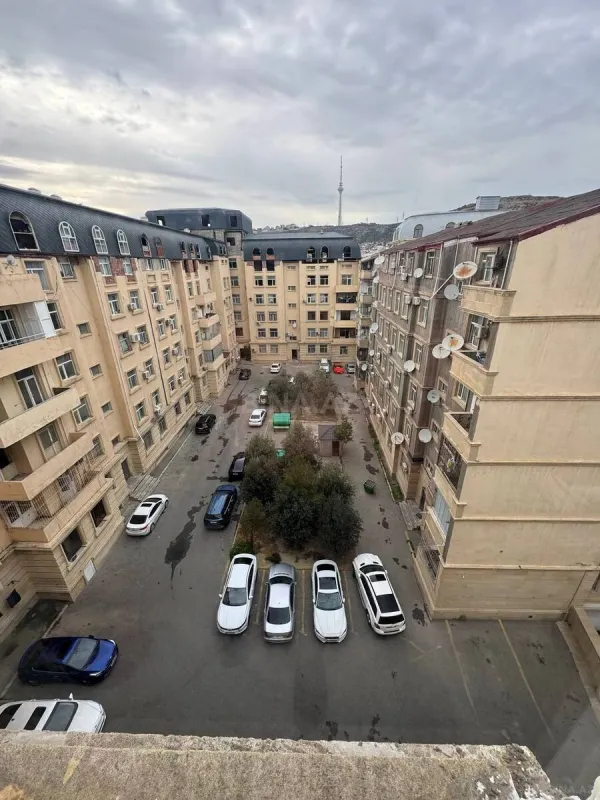 Satılır 4 otaqlı mənzil 130 m²