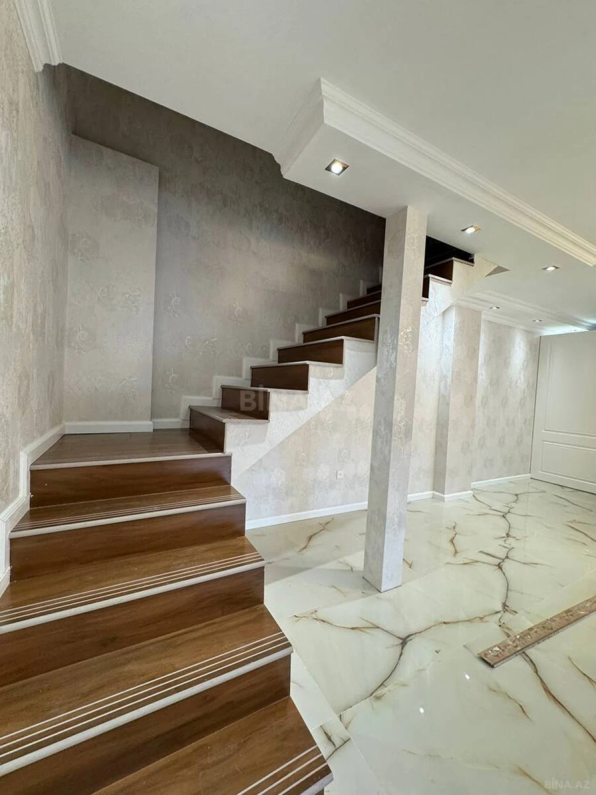 Satılır 4 otaqlı mənzil 130 m²