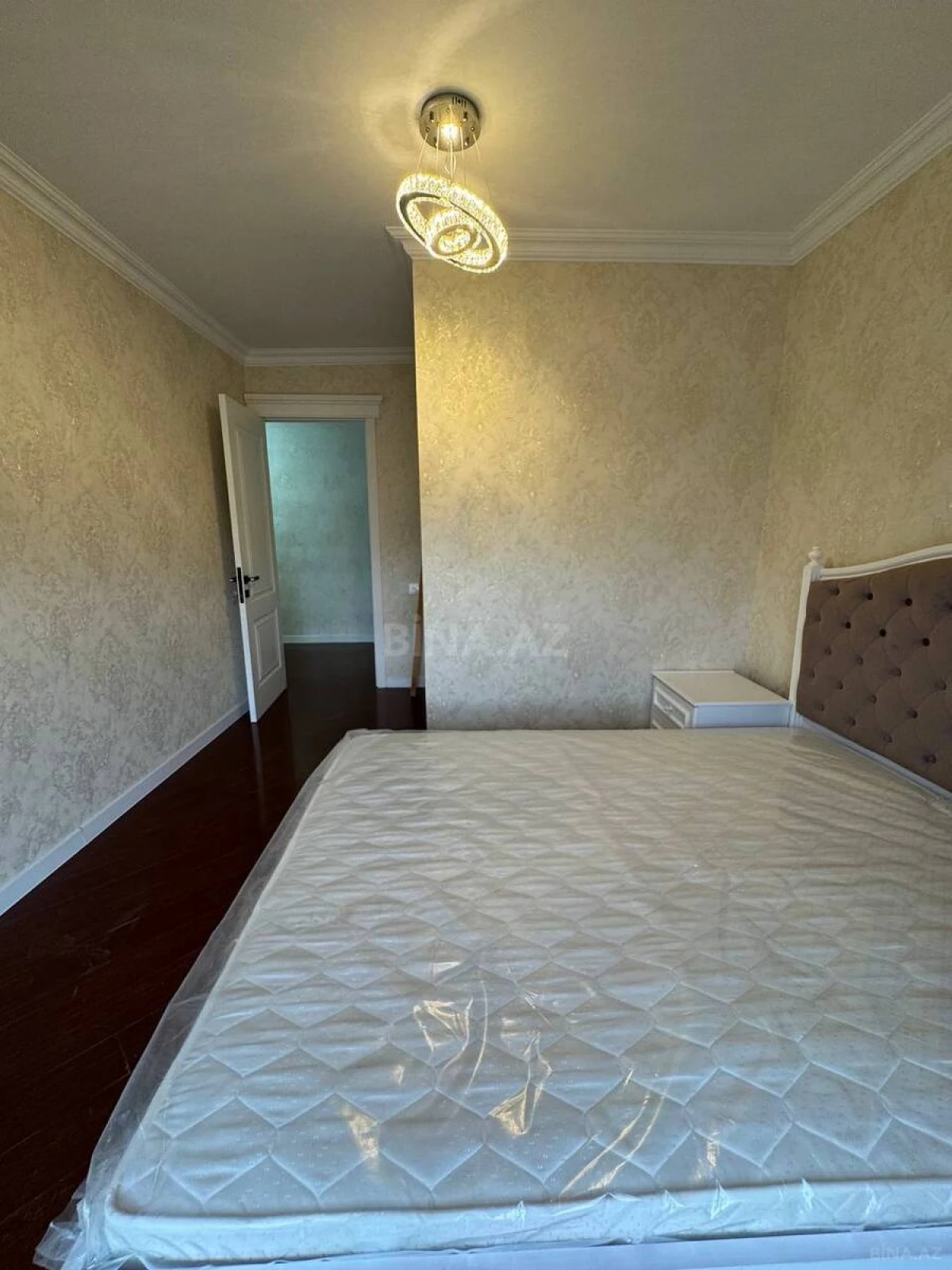 Satılır 4 otaqlı mənzil 130 m²