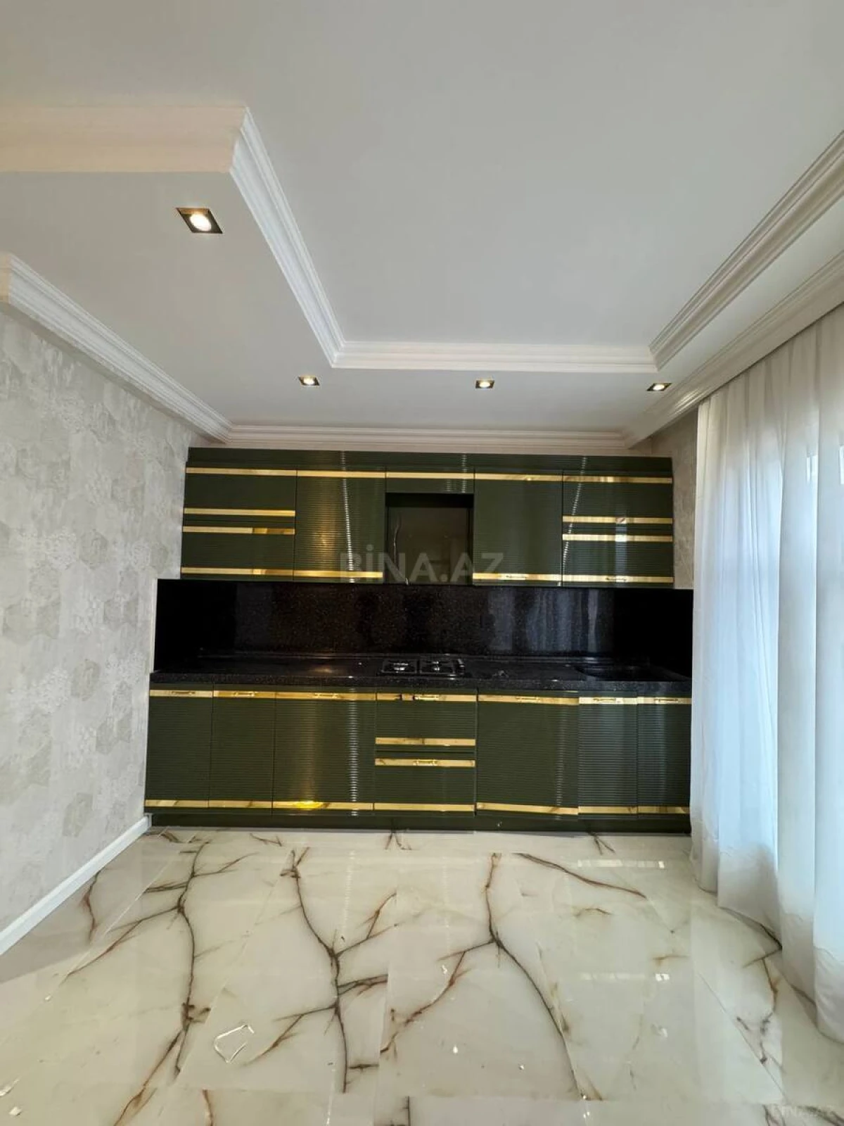 Satılır 4 otaqlı mənzil 130 m²